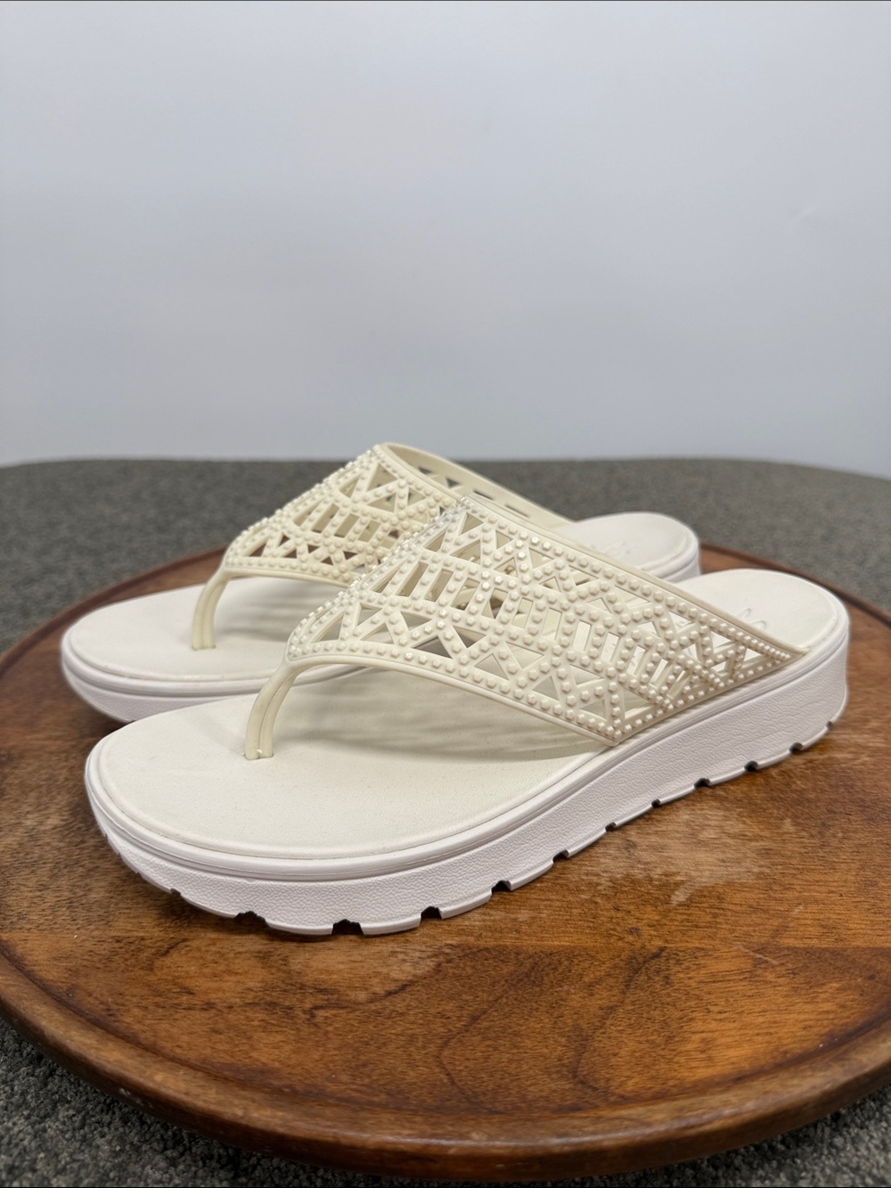 Skechers Sandals Wm 8 White Cream Wedge Thong Flip Flopp Luxe Foam Comfort